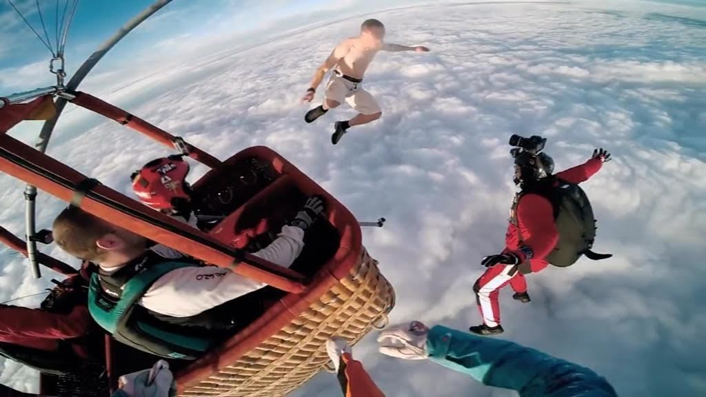 Salta al vacío sin paracaídas desde 4.000 metros de altura
