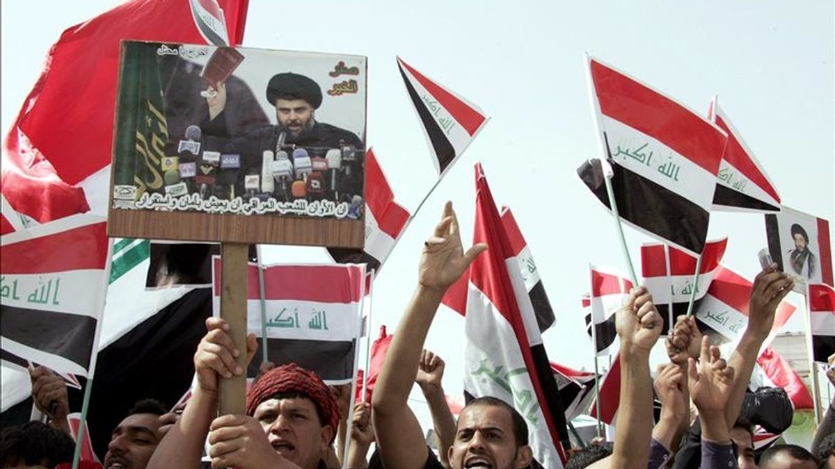 Simpatizantes del clérigo radical chií Muqtada al Sadr manifestándose en Bagdad hoy para pedir la salida de las tropas estadounidenses y la liberación de los presos políticos. EFE
