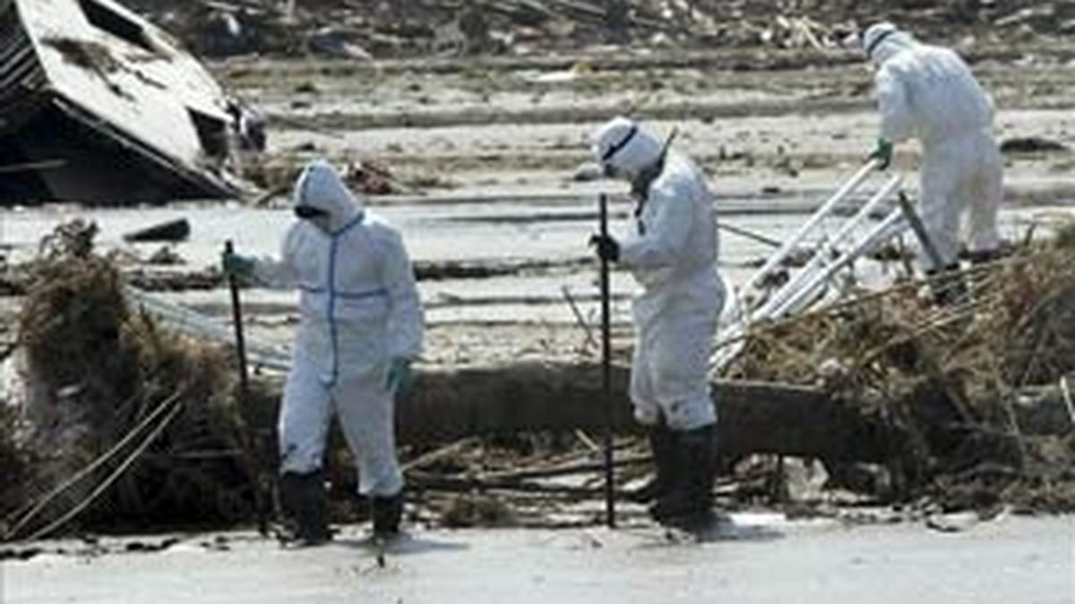 Policías protegidos de la radiación buscan víctimas del tsunami en Minamisoma en la prefectura de Fukushima (Japón). Foto:  EFE / Archivo