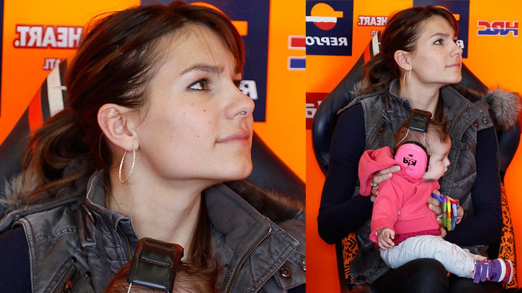 Las dos 'mujeres' de Stoner en el box del piloto australiano del GP de Gran Bretaña