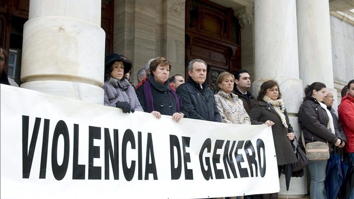 La alcaldesa de Cartagena, Pilar Barreiro (2i), asiste a la concentración silenciosa a las puertas del Palacio Consistorial de Cartagena en repulsa por la muerte de una mujer, vecina de la diputación de Los Belones, a manos presuntamente de su pareja. EFE La alcaldesa de Cartagena, Pilar Barreiro (2i), asiste a la concentración silenciosa a las puertas del Palacio Consistorial de Cartagena en repulsa por la muerte de una mujer, vecina de la diputación de Los Belones, a manos presuntamente de su pareja. EFE
