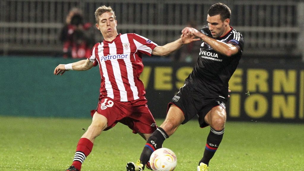 Anthony Reveillere del Olympique Lyon pelea por el balón con Iker Muniain