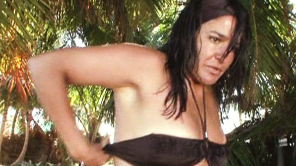 Aída no controla a su bikini