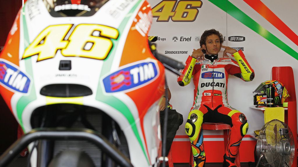 Rossi se tapa los oídos en los libres del GP de Gran Bretaña