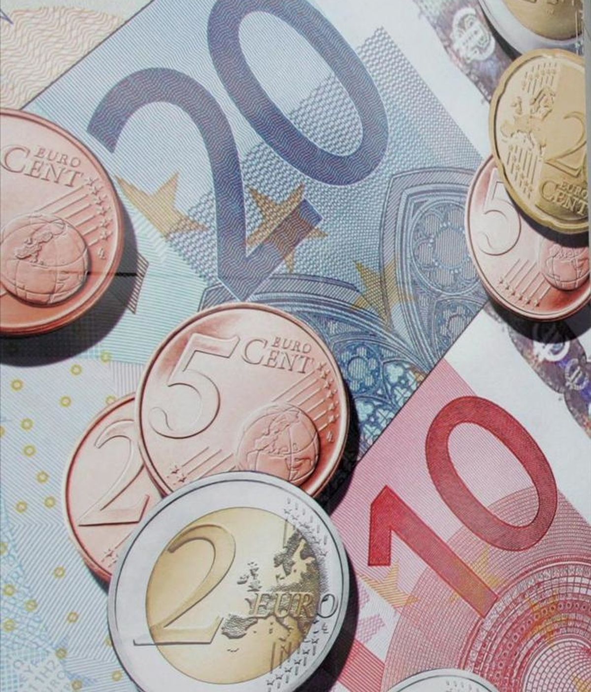 En la imagen, unos billetes y monedas de euro. EFE/Archivo