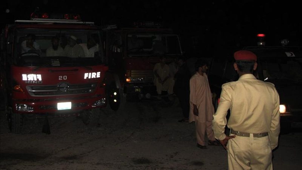 Soldados pakistaníes y bomberos acordonan el lugar donde según medios de prensa Osama bin Laden, el terrorista más buscado del mundo, fue muerto en una operación dirigida por fuerzas especiales de Estados Unidos en Abbotabad (Pakistán). EFE
