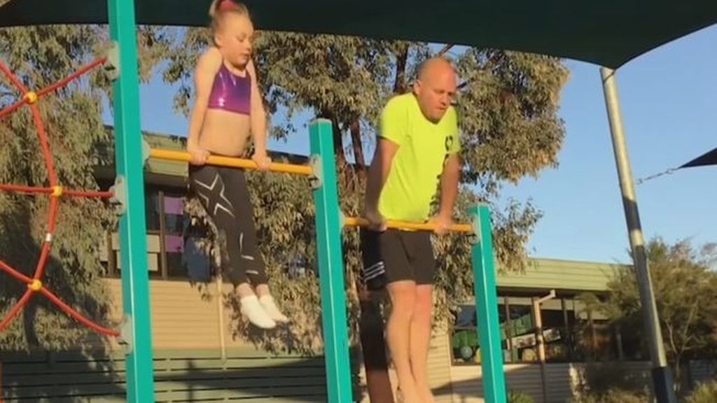 El padre que intenta ser gimnasta como su hija triunfa en las redes sociales