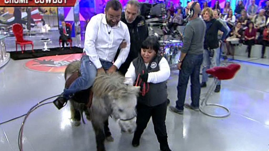 Chiqui entra en plató a lomos de un poni y Jorge Javier le imita