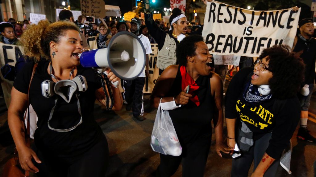 Nueva noche de protestas y enfrentamientos de la comunidad negra en Charlotte