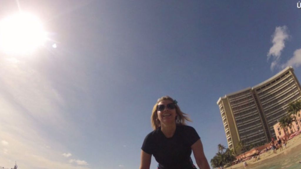 La colaboradora ha intentado hasta aprender a hacer surf