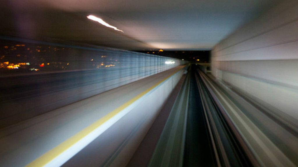 Haz de luz en las vías