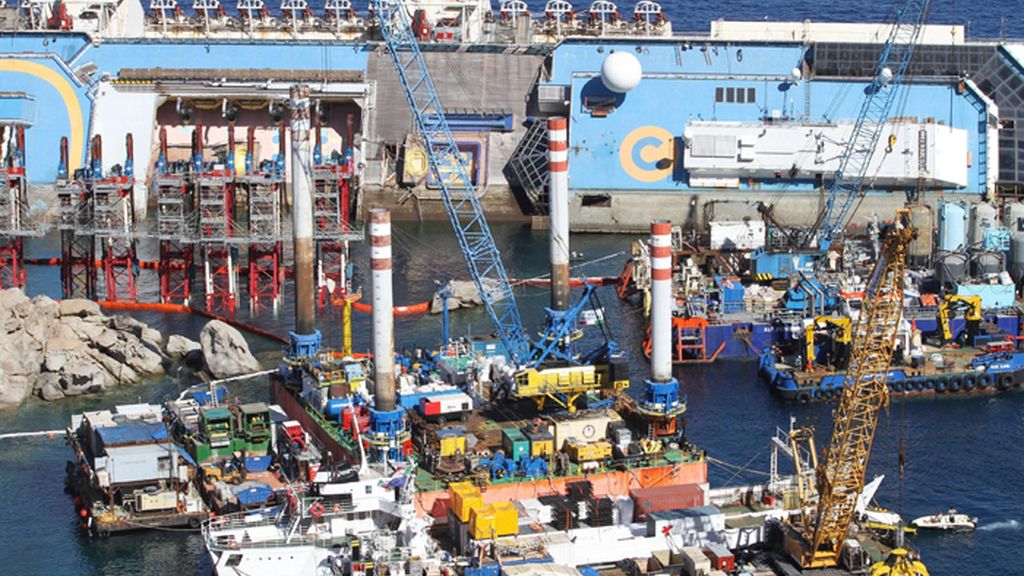 Un gran dispositivo trabaja para enderezar el Costa Concordia