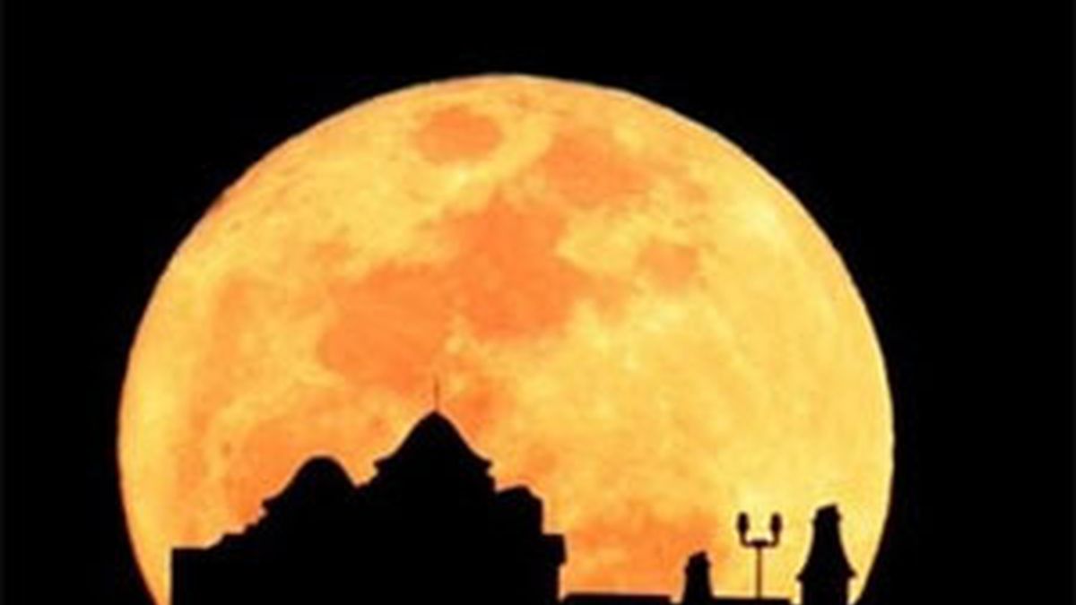 La Luna habría tenido una compañera, con la que chocó. Foto: AP La Luna habría tenido una compañera, con la que chocó. Foto: AP