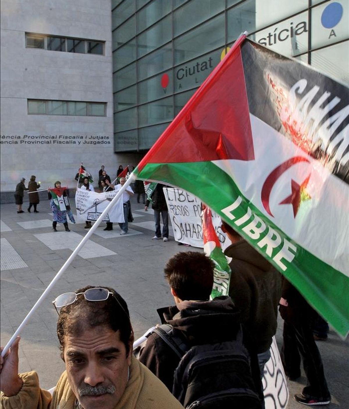 Un grupo de personas se manifiesta a las puertas de la Ciudad de la Justicia de Valencia en apoyo de un grupo de activistas saharauis. EFE/Archivo