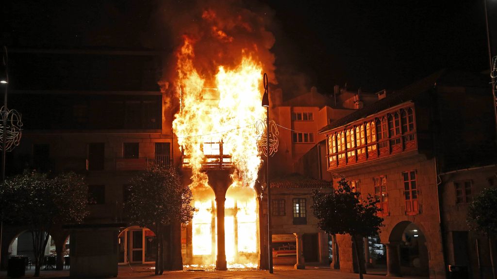 Impresionante incendio en un edificio del centro histórico de Pontevedra