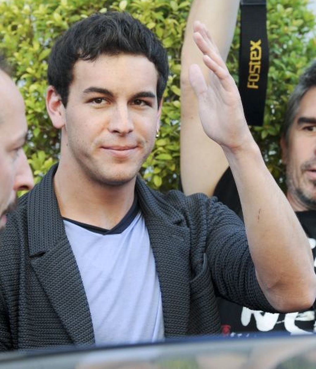 Mario Casas saluda a sus fans