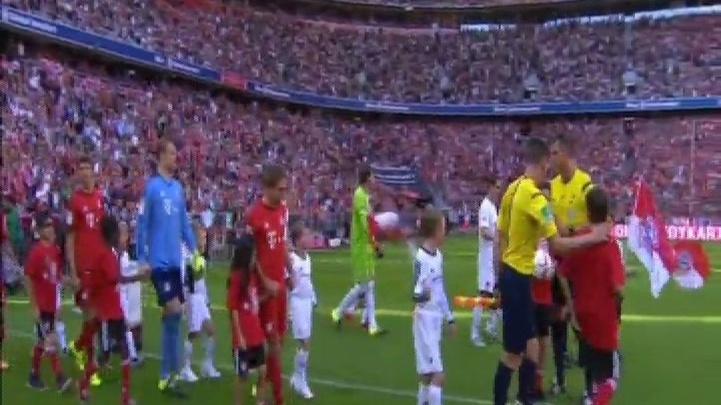 Los jugadores del Bayern saltan al césped con niños refugiados