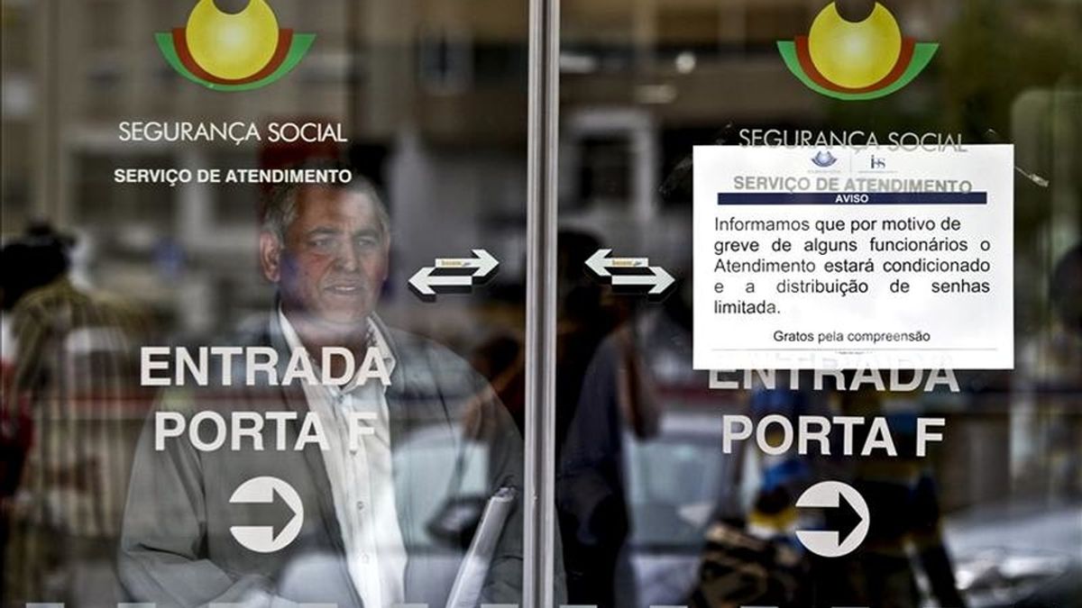 Un cartel informa de la situación de una oficina de la Seguridad Social, en Lisboa durante la jornada de primera huelga de funcionarios públicos después de conocerse las condiciones del rescate financiero impuestas al país luso, tasado en 78.000 millones de euros para los próximos tres años. EFE/Archivo