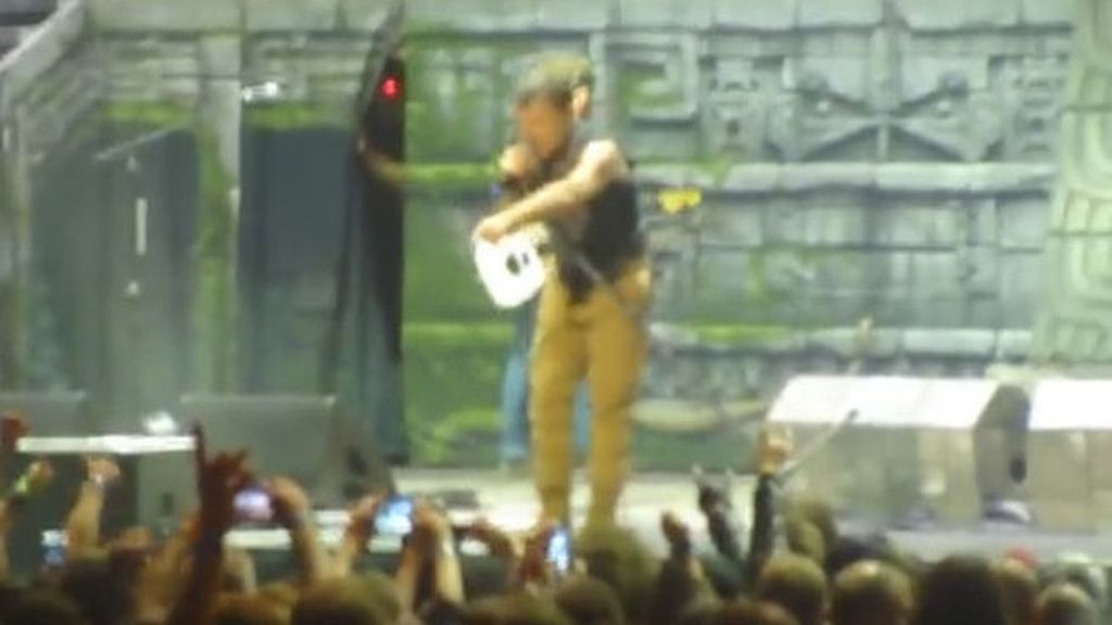 El cantante de Iron Maiden increpa a un fan por tuitear en el móvil en un concierto