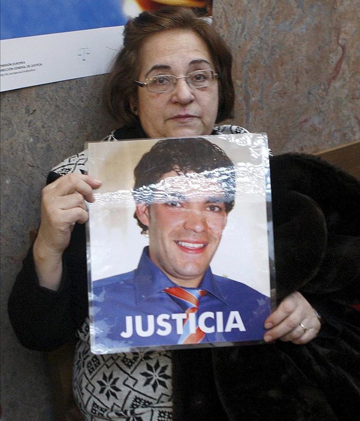 Julia Bernad enseña una foto de su hijo Benito Ríos, una de las víctimas en el atropello, en julio de 2007, a un grupo de personas frente a la discoteca Manhattan de Huesca, del que se acusa al jóven de 25 años Víctor Manuel Gómez Rivero, momentos antes del inicio del juicio en la Audiencia Provincial de Huesca. EFE Julia Bernad enseña una foto de su hijo Benito Ríos, una de las víctimas en el atropello, en julio de 2007, a un grupo de personas frente a la discoteca Manhattan de Huesca, del que se acusa al jóven de 25 años Víctor Manuel Gómez Rivero, momentos antes del inicio del juicio en la Audiencia Provincial de Huesca. EFE