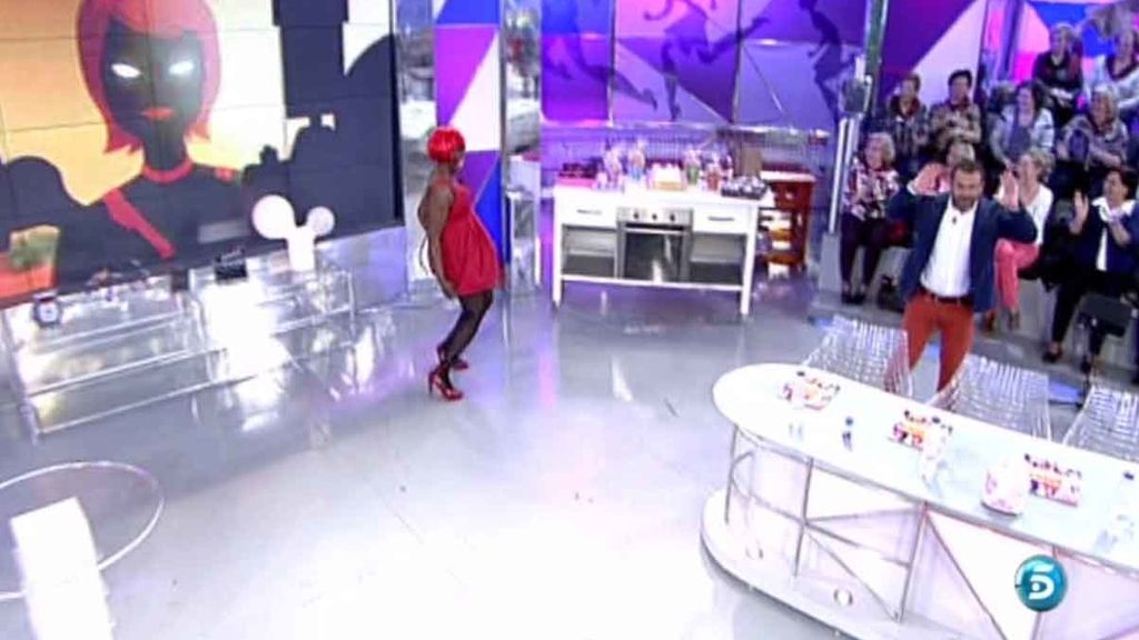 Ha imitado a la muñeca de la cabecera del programa dando una voltereta