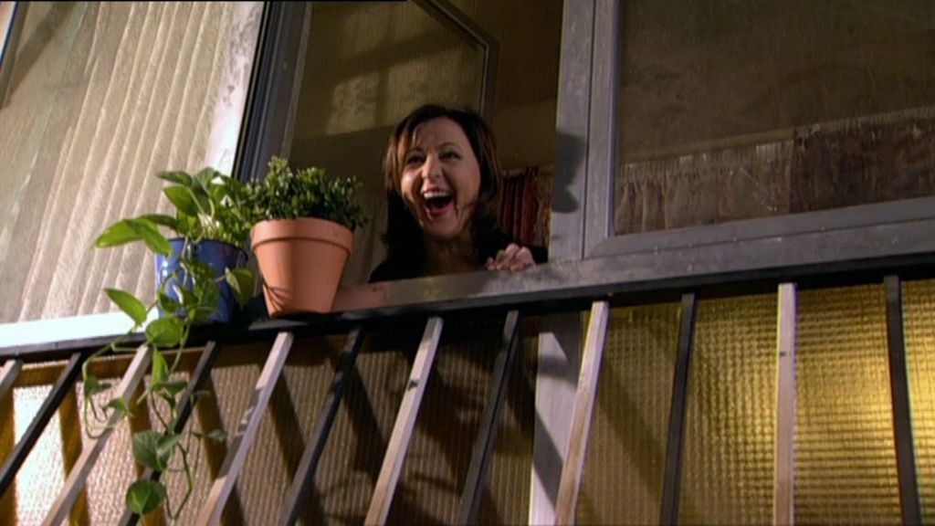 Aída abraza de nuevo a su familia