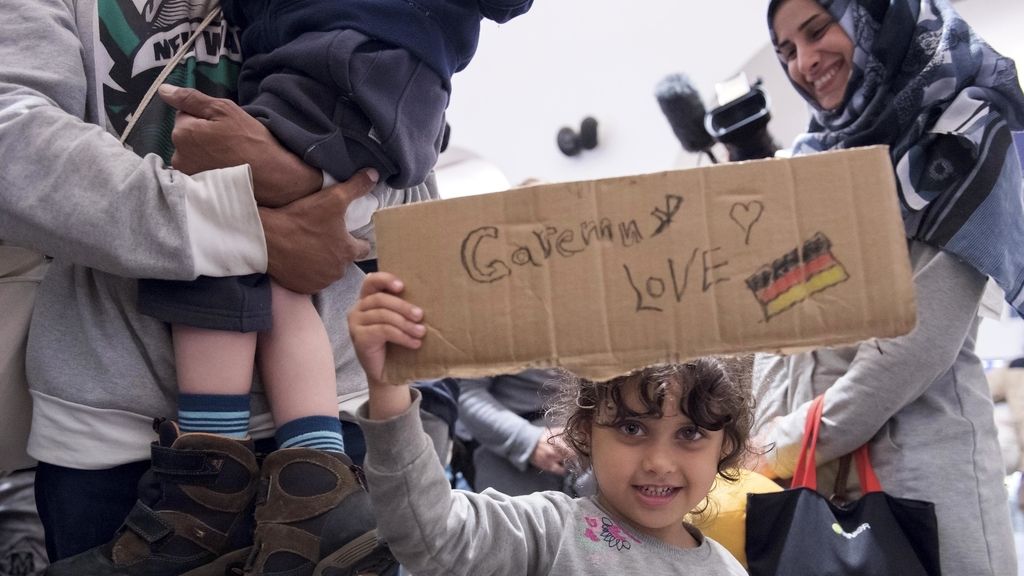 Vecinos de Munich reciben entre aplausos a cientos de refugiados sirios