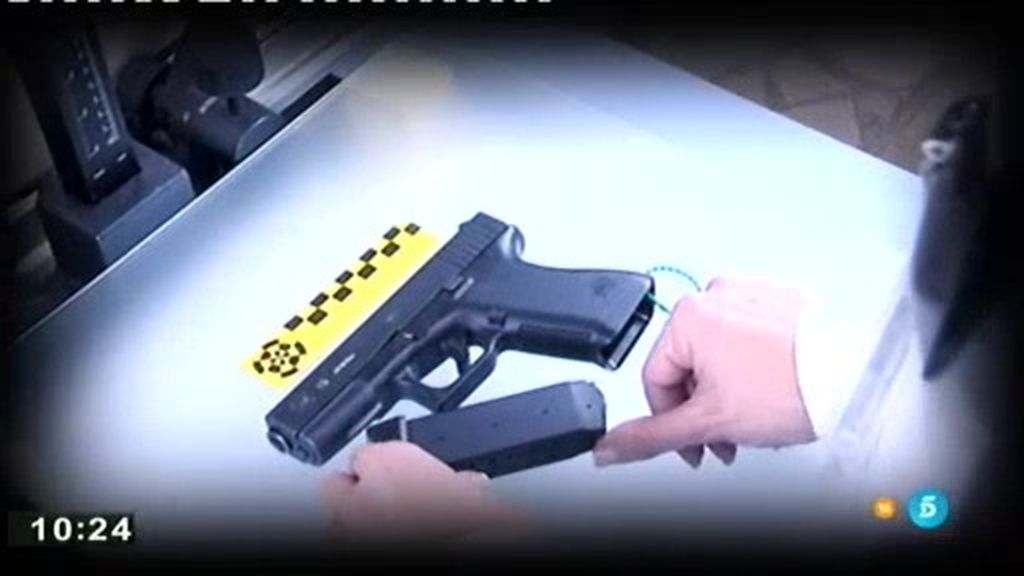 Las armas incautadas se analizan en el departamento de balística