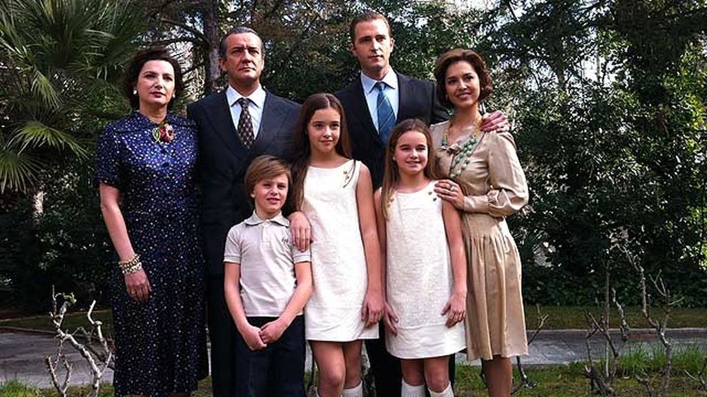 Don Juan Carlos de Borbón presenta a su familia en el biopic 'El Rey'