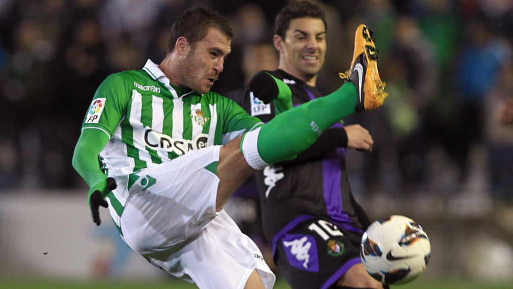 El defensa del Betis, Chica (i), intenta despejar un balón ante el jugador del Valladolid, Oscar, durante el encuentro correspondiente a la jornada vigésimo tercera de primera división