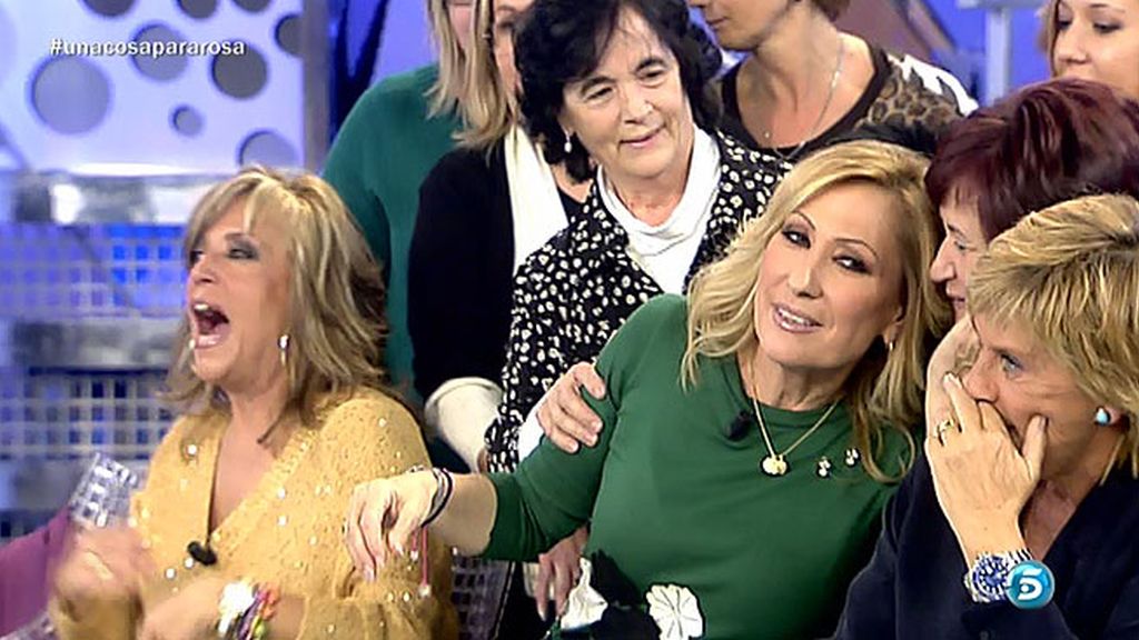 Rosa Benito recibe besos del público y de sus compañeros