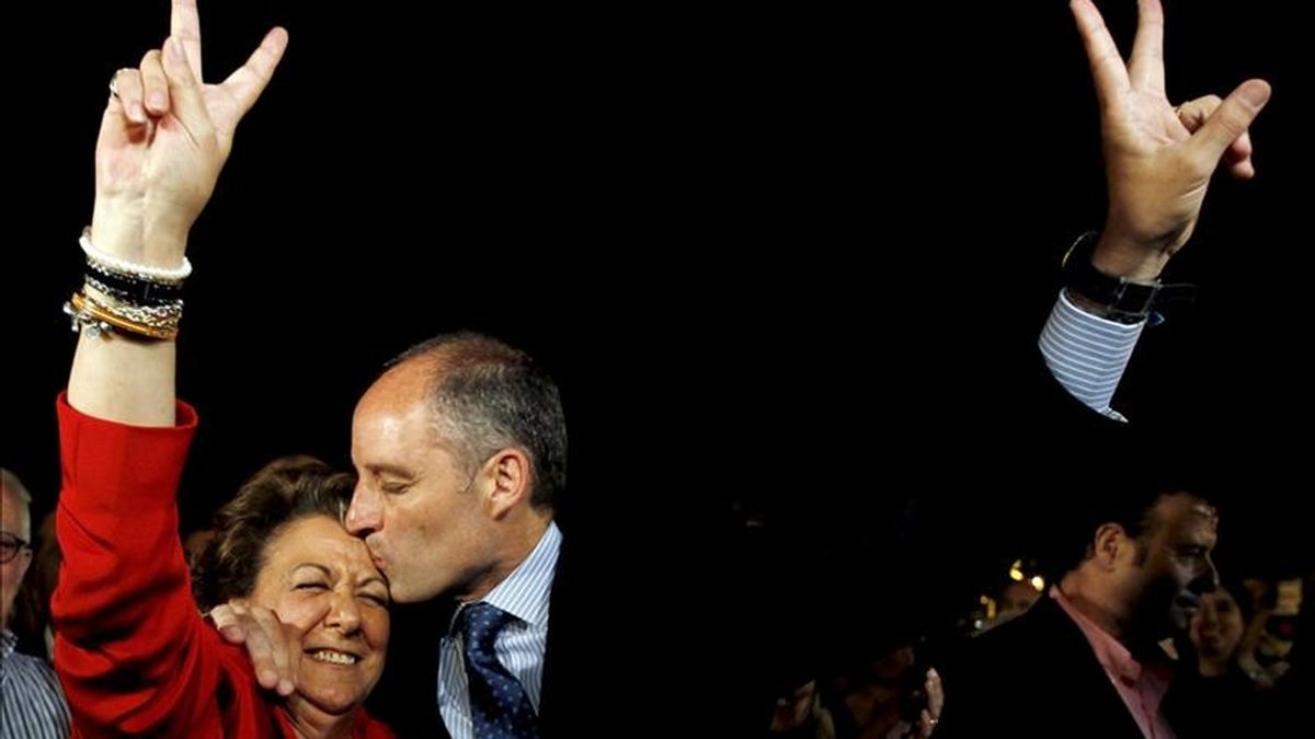 El presidente de Generalitat, Francisco Camps, y la alcaldesa de Valencia, Rita Barberá, se abrazan y besan, esta noche en Valencia, tras conocer los dos que han ganado las elecciones. EFE