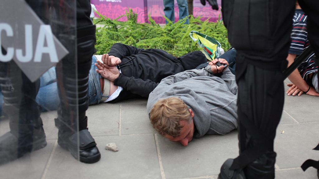 Peleas, destrozos, insultos racistas y detenciones