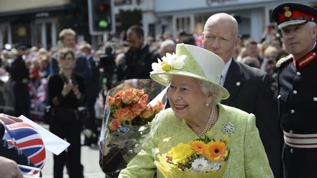 La reina Isabel II, incombustible a sus 90