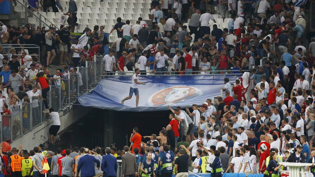 Aficionados ingleses y rusos llevan la violencia de las calles de Marsella al estadio