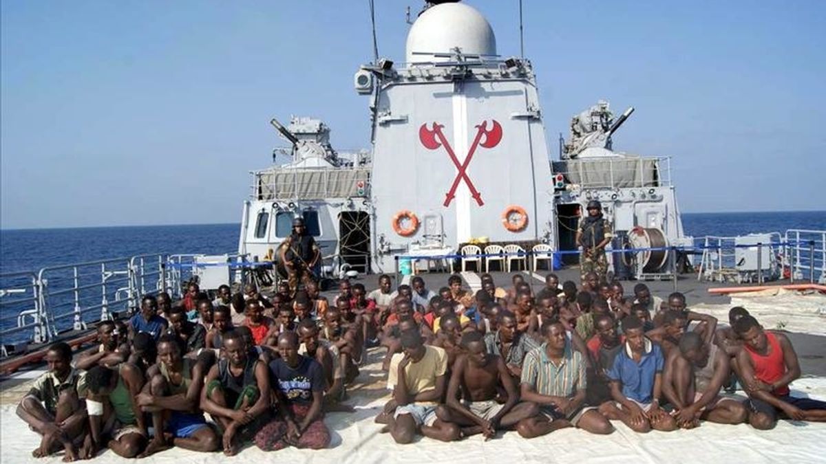 En la imagen, piratas somalíes en la cubierta de un barco secuestrado. EFE/Archivo