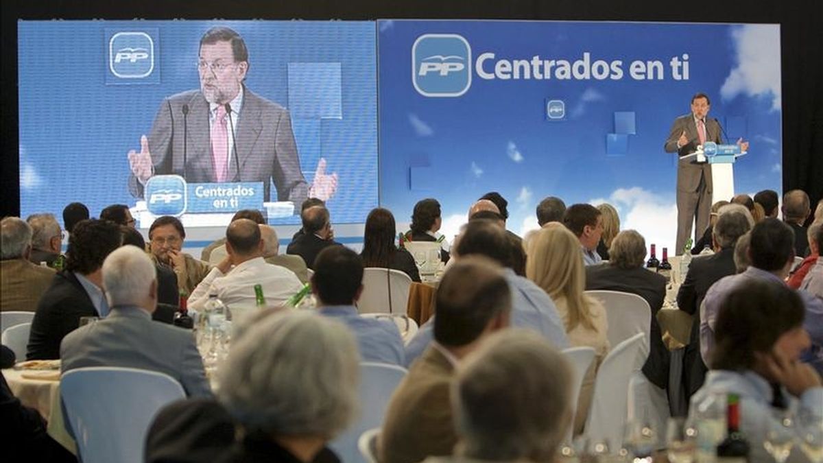 El presidente del Partido Popular Mariano Rajoy, durante su intervención en la comida - mitin con empresarios, este mediodía en el Instituto Ferial de Vigo. EFE