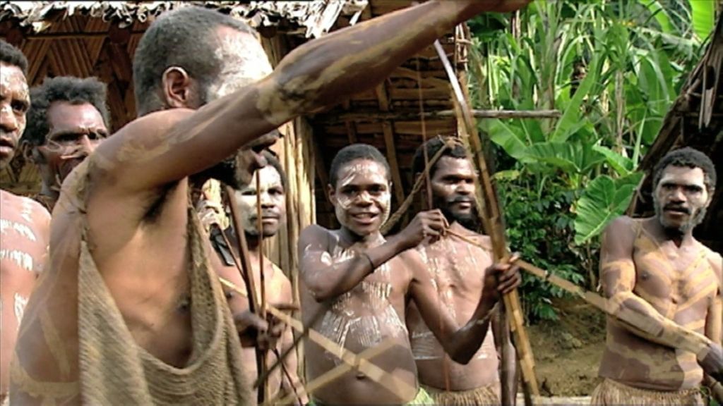 La tribu Anga practica un canibalismo ritual y momifica sus muertos mediante el ahumado