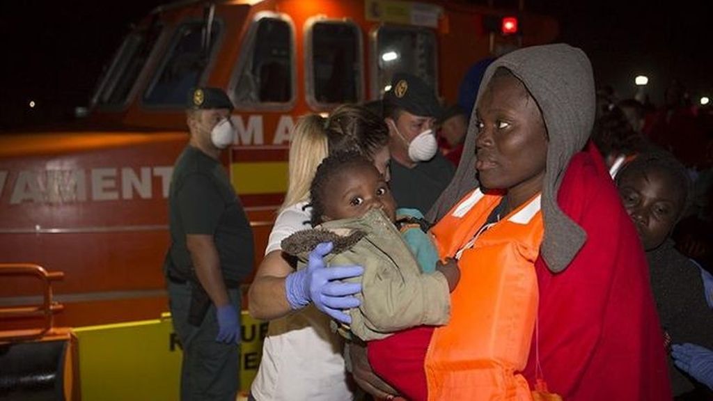 Llega al puerto de Motril una patera con 50 inmigrantes, entre ellos dos bebés