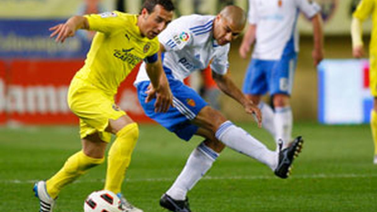 El centrocampista del Villarreal Santi Cazorla lucha un balón con el defensa uruguayo del Real Zaragoza Carlos Diogo. Foto: EFE.