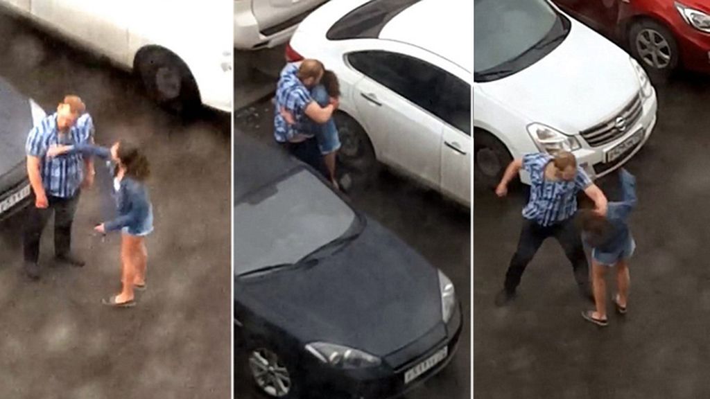 Brutal pelea entre una pareja en un aparcamiento en Rusia