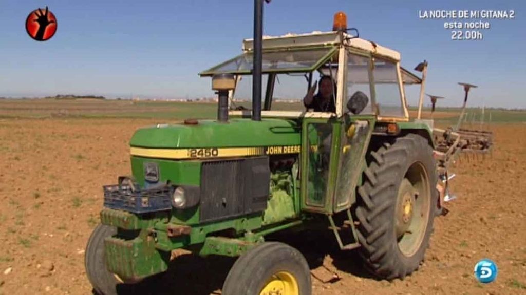 ¡Se ha metido tanto en la profesión que hasta ha conducido un tractor!
