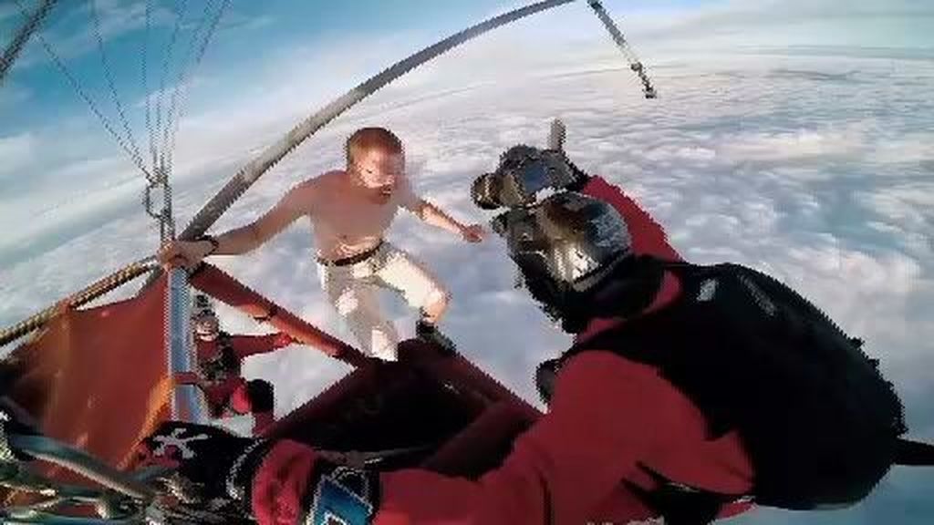 Salta al vacío sin paracaídas desde 4.000 metros de altura