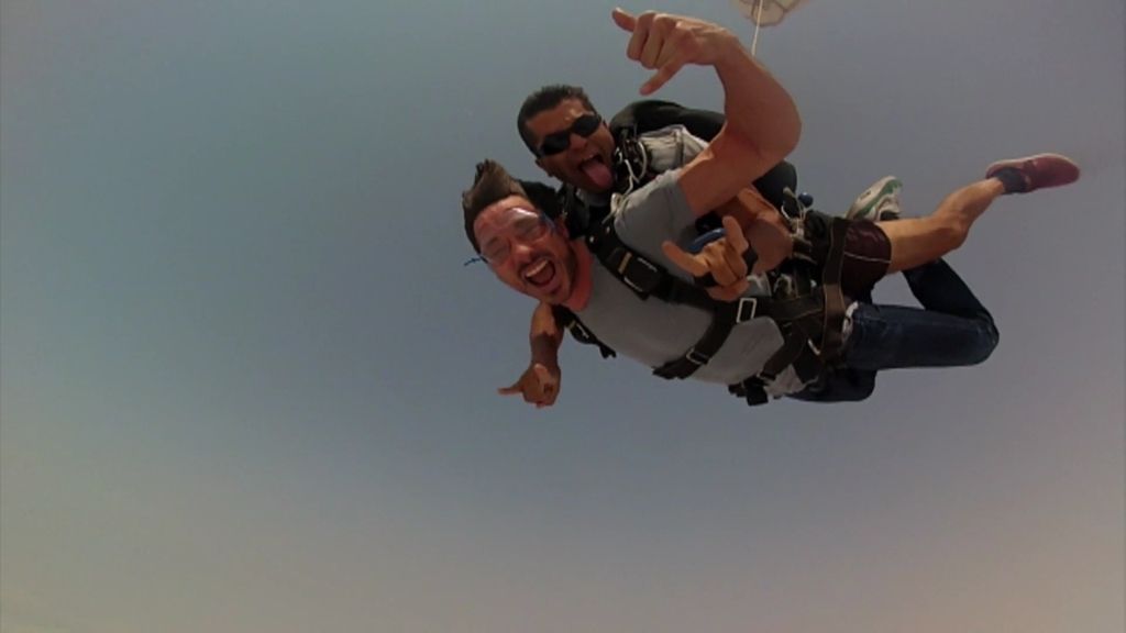 Andrés Velencoso se tira por paracaídas por primera vez en su vida con Planeta Calleja