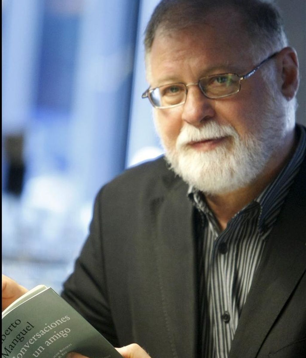 El escritor argentino Alberto Manguel habló con Efe de su libro "Conversaciones con un amigo", en el que cuenta su increible vida y su pasión por la literatura. EFE