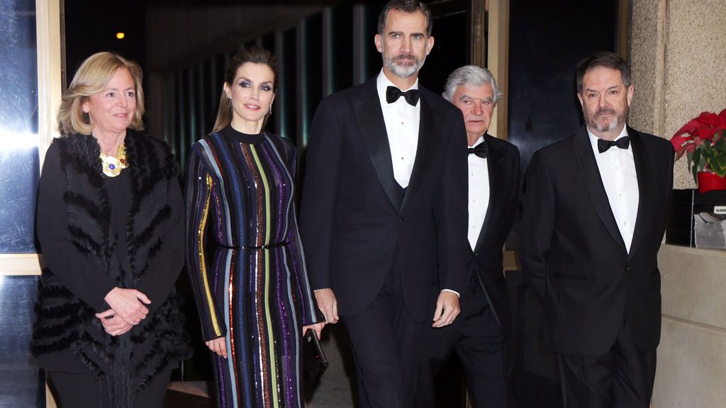 La reina Letizia deslumbra en la entrega de premios ABC