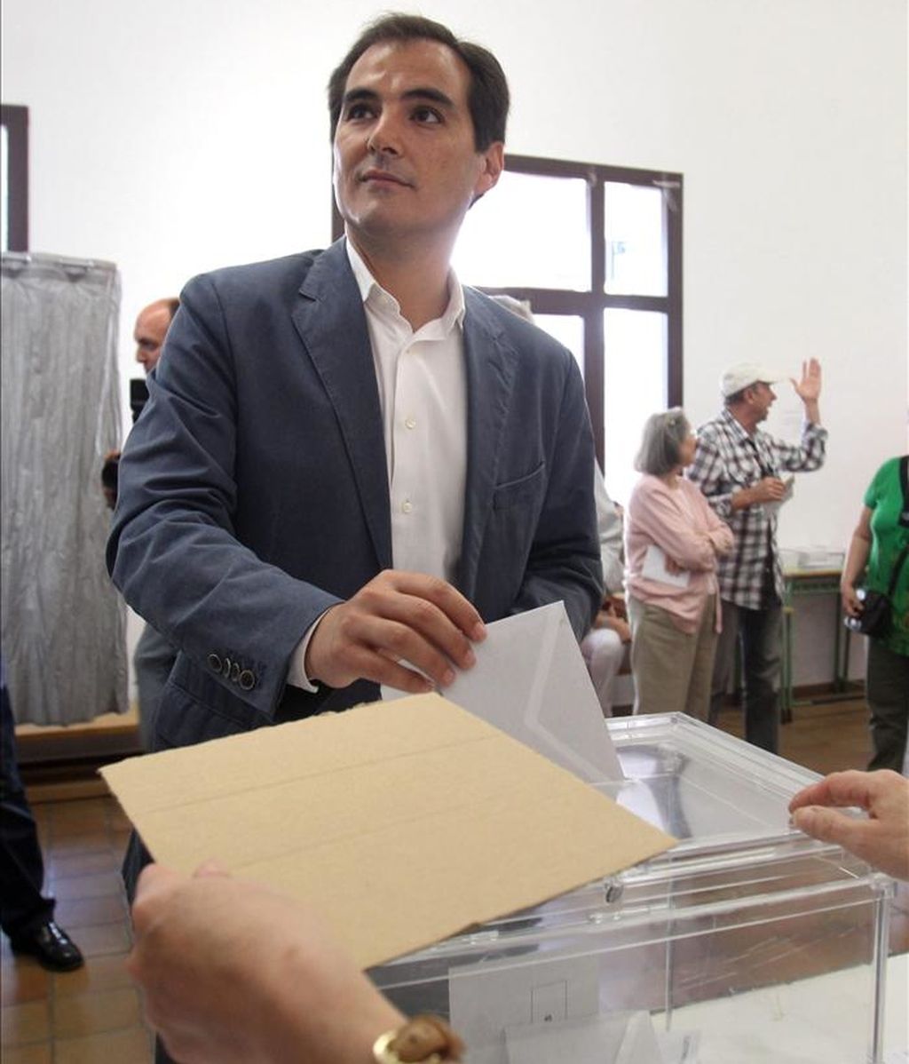 El candiadato por el PP a la alcaldía de Córdoba, José Antonio Nieto, deposita su voto en un colegio electoral de esta ciudad. EFE El candiadato por el PP a la alcaldía de Córdoba, José Antonio Nieto, deposita su voto en un colegio electoral de esta ciudad. EFE