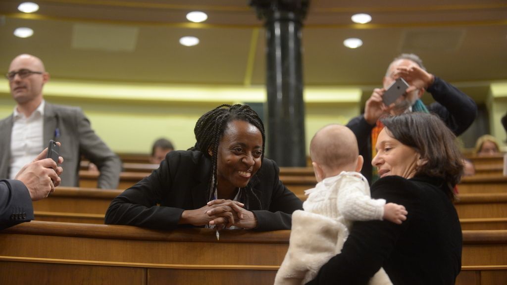 Carolina Bescansa, diputada por Podemos, acude con su bebé al Congreso