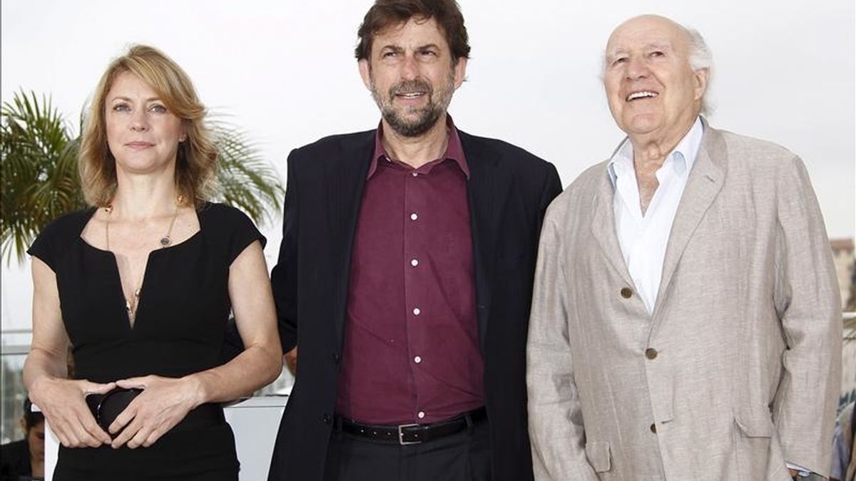 (i-d) La actriz italiana Margherita Buy, el director de cine italiano Nanni Moretti, y el actor francés Michel Piccoli posan durante el pase gráfico de la película "Habemus Papam" en la 64ª edición del Festival de cine de Cannes (Francia), hoy, viernes 13 de mayo de 2011. EFE