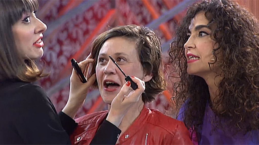 Labios rojos, chupa de cuero… Cristina y Natalia cambian a Mónica de forma exprés